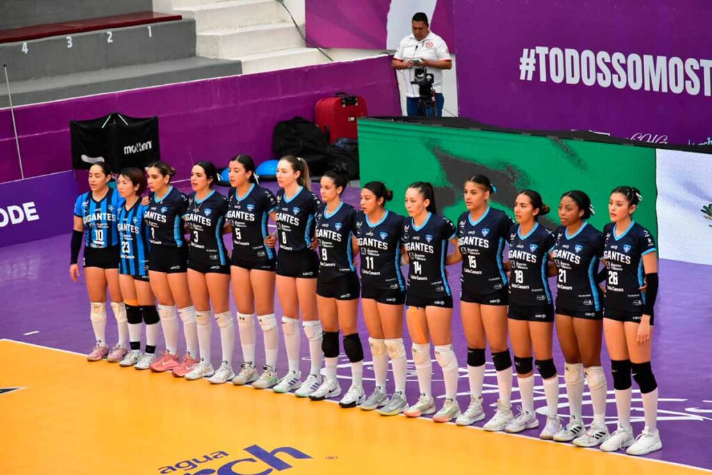 Jugadoras de Gigantes de Aguascalientes en bloqueo contra Tapatías de Jalisco.