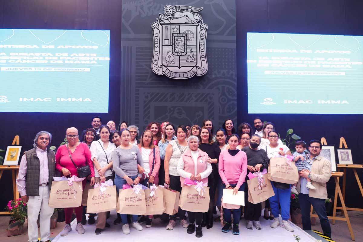 Leo Montañez entrega apoyos a mujeres sobrevivientes de cáncer de mama en Aguascalientes