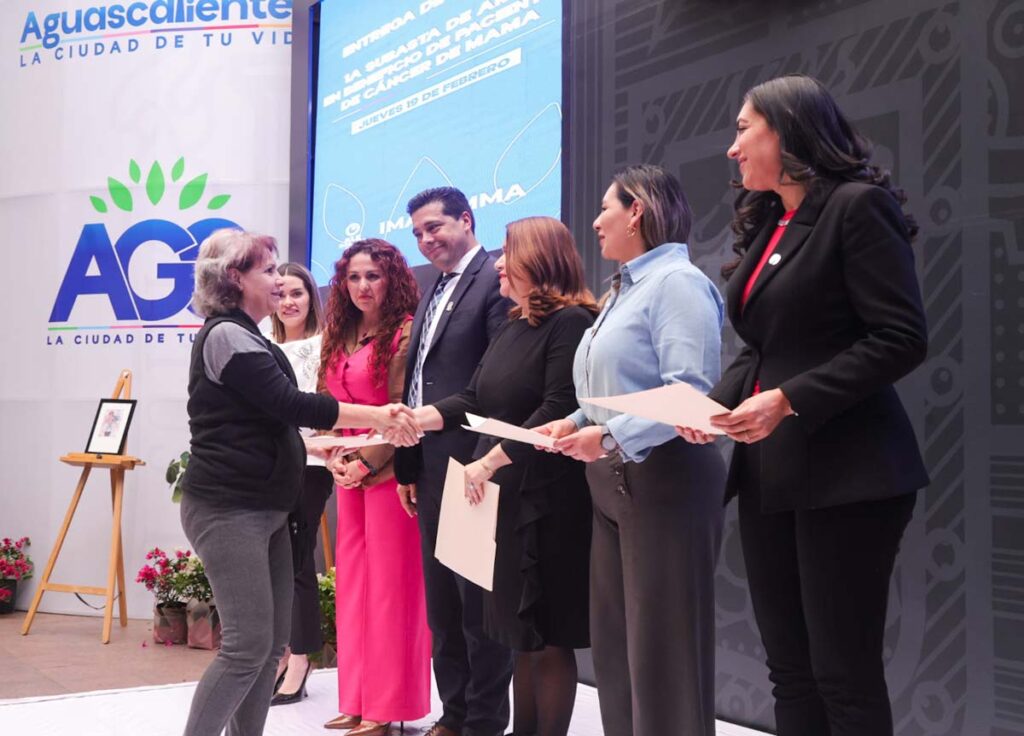 Leo Montañez entrega apoyos a mujeres sobrevivientes de cáncer de mama en Aguascalientes