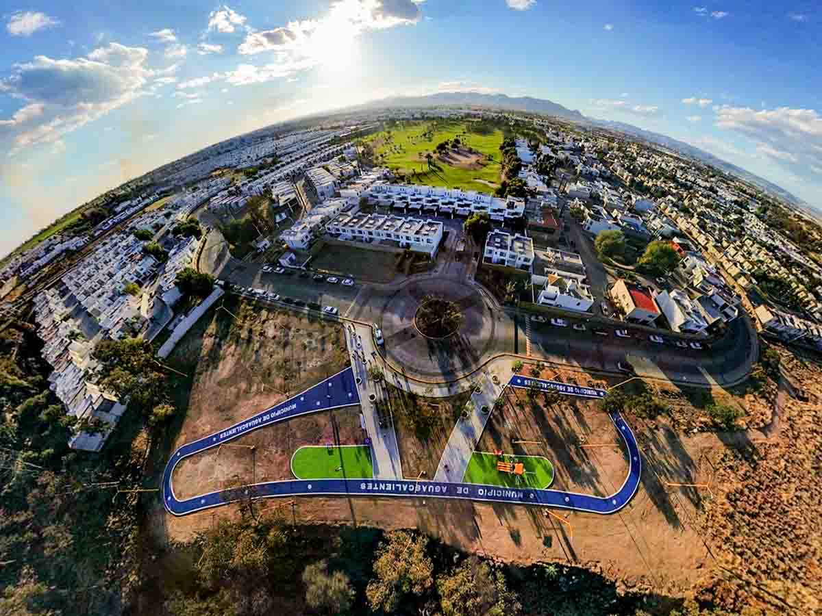 Leo Montañez inaugurando parque en Rancho Santa Mónica", "Juegos infantiles y gimnasio al aire libre en Aguascalientes