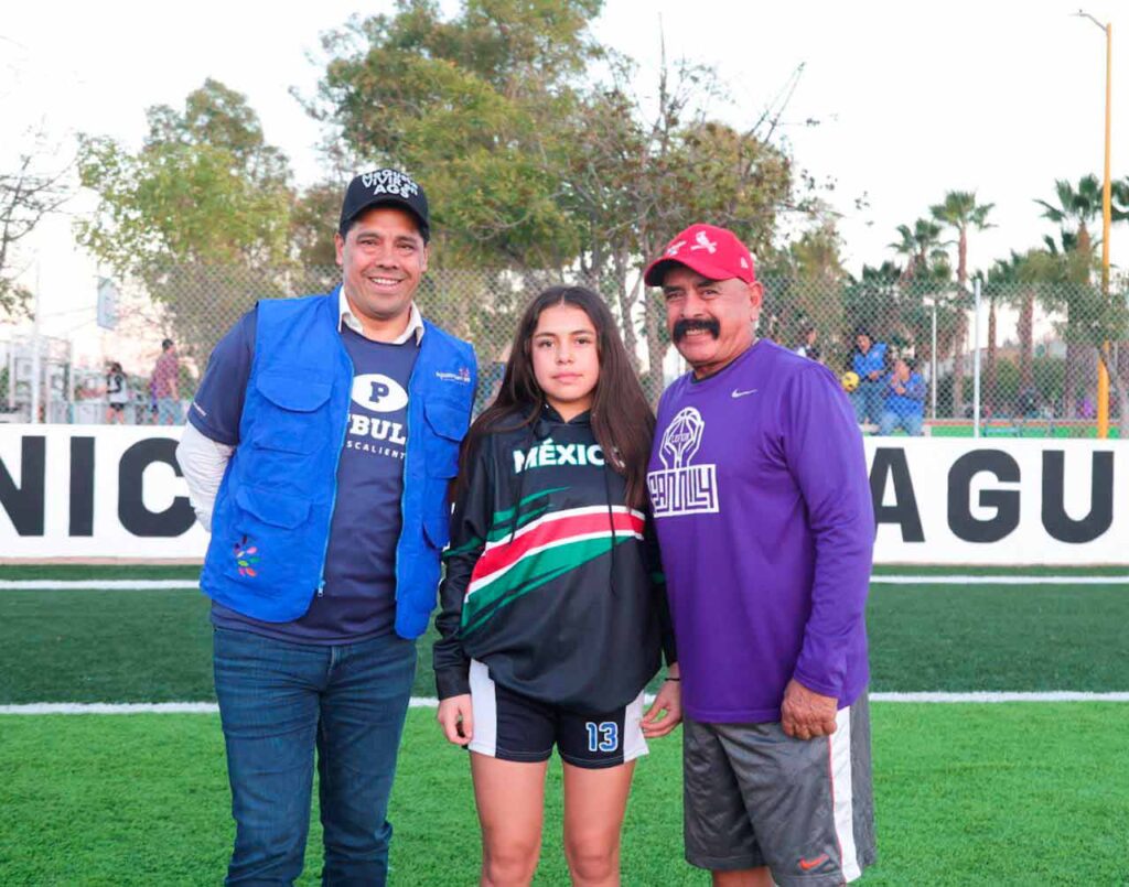 Leo Montañez inaugura en Aguascalientes la primera cancha municipal de Tochito Bandera con pasto sintético