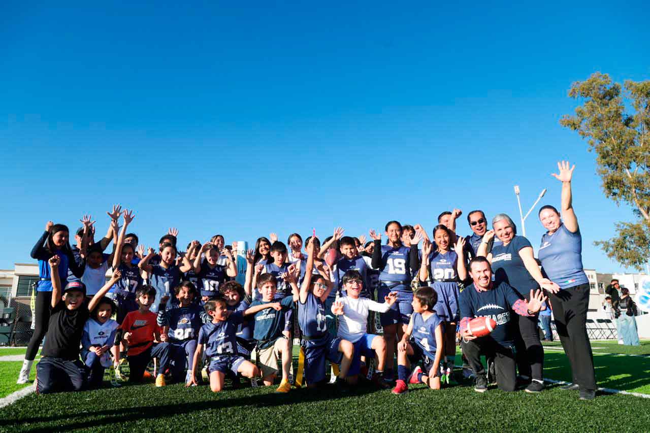 Leo Montañez inaugura en Aguascalientes la primera cancha municipal de Tochito Bandera con pasto sintético