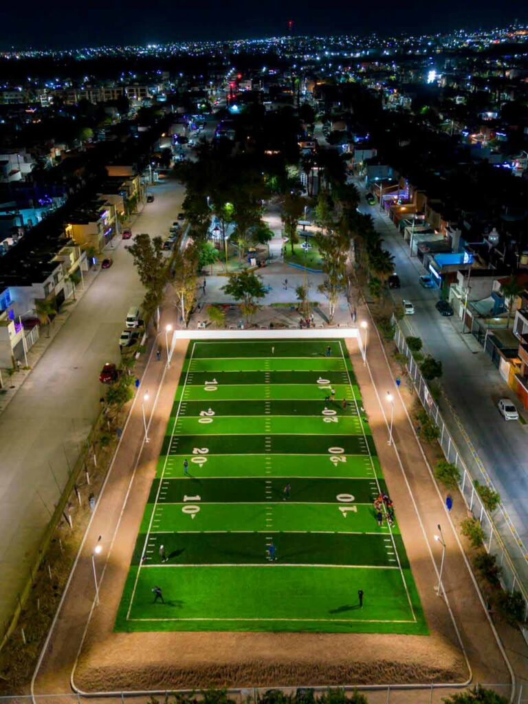 Leo Montañez inaugura en Aguascalientes la primera cancha municipal de Tochito Bandera con pasto sintético