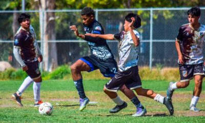 Jugadores de Ferrocarrileros FC y Muebleros FC durante el partido en Aguascalientes con marcador 2-1