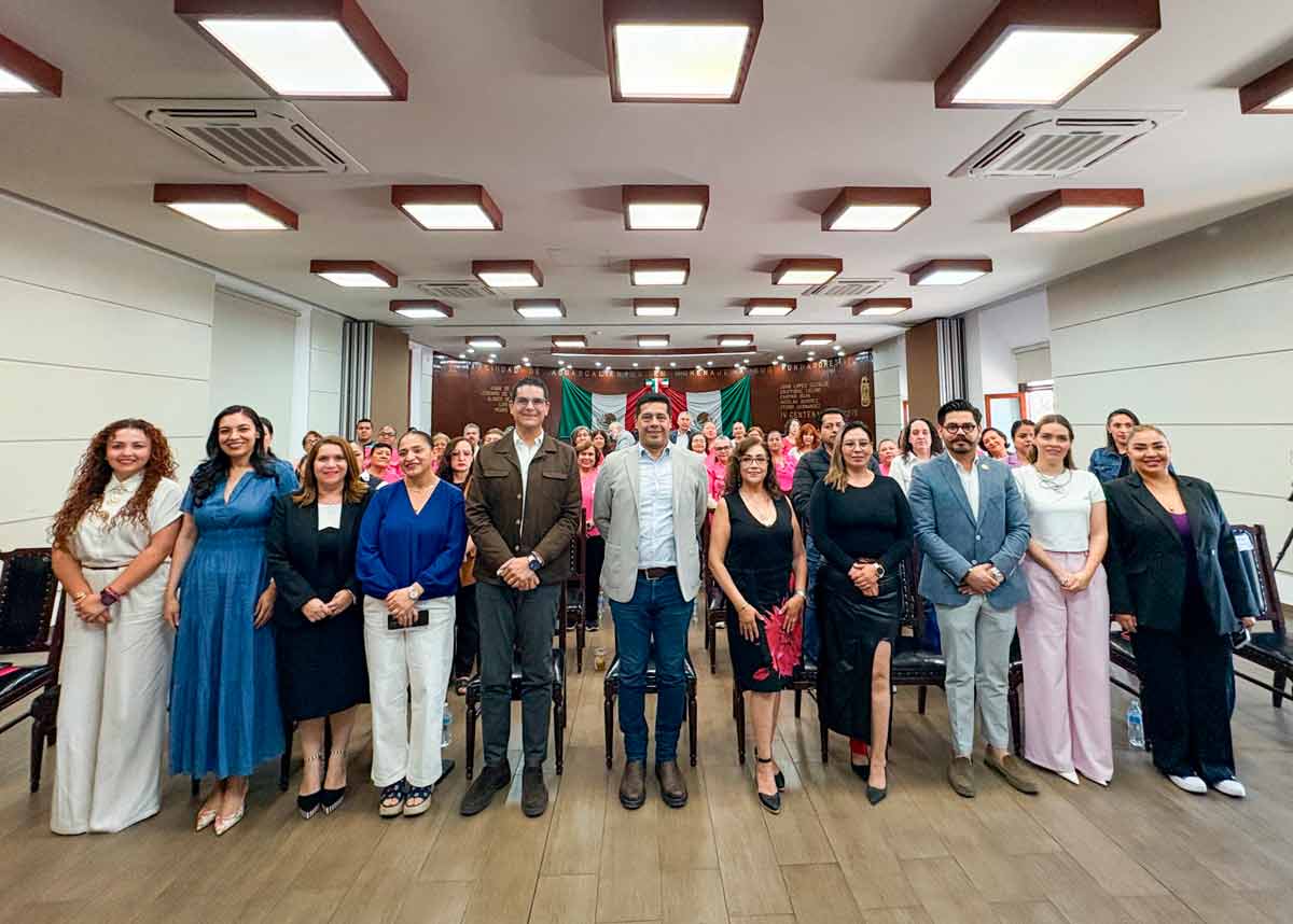 Leo Montañez entrega 60 prótesis mamarias a sobrevivientes de cáncer en Aguascalientes