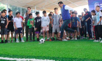 Leo Montañez entregando cancha de pasto sintético en Aguascalientes.