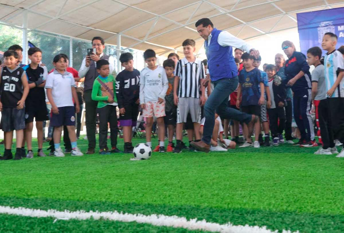 Leo Montañez entregando cancha de pasto sintético en Aguascalientes.