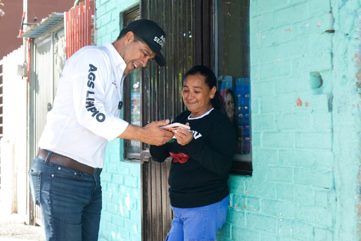 Leo Montañez refuerza servicios y seguridad en Infonavit Las Viñas: Recorrido casa por casa en Aguascalientes