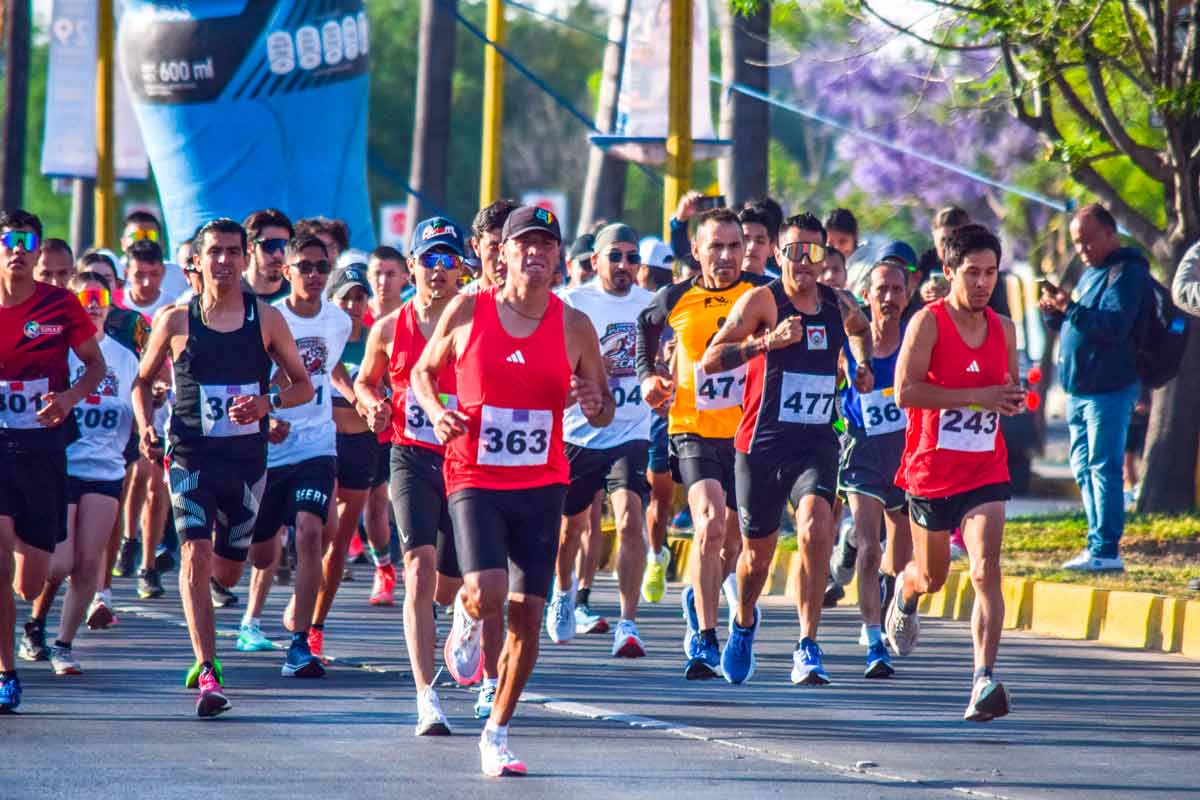 Miguel Ángel Cornejo y Carolina Castrejón conquistan la 1er Carrera Atlética CECATI 2026 en Aguascalientes