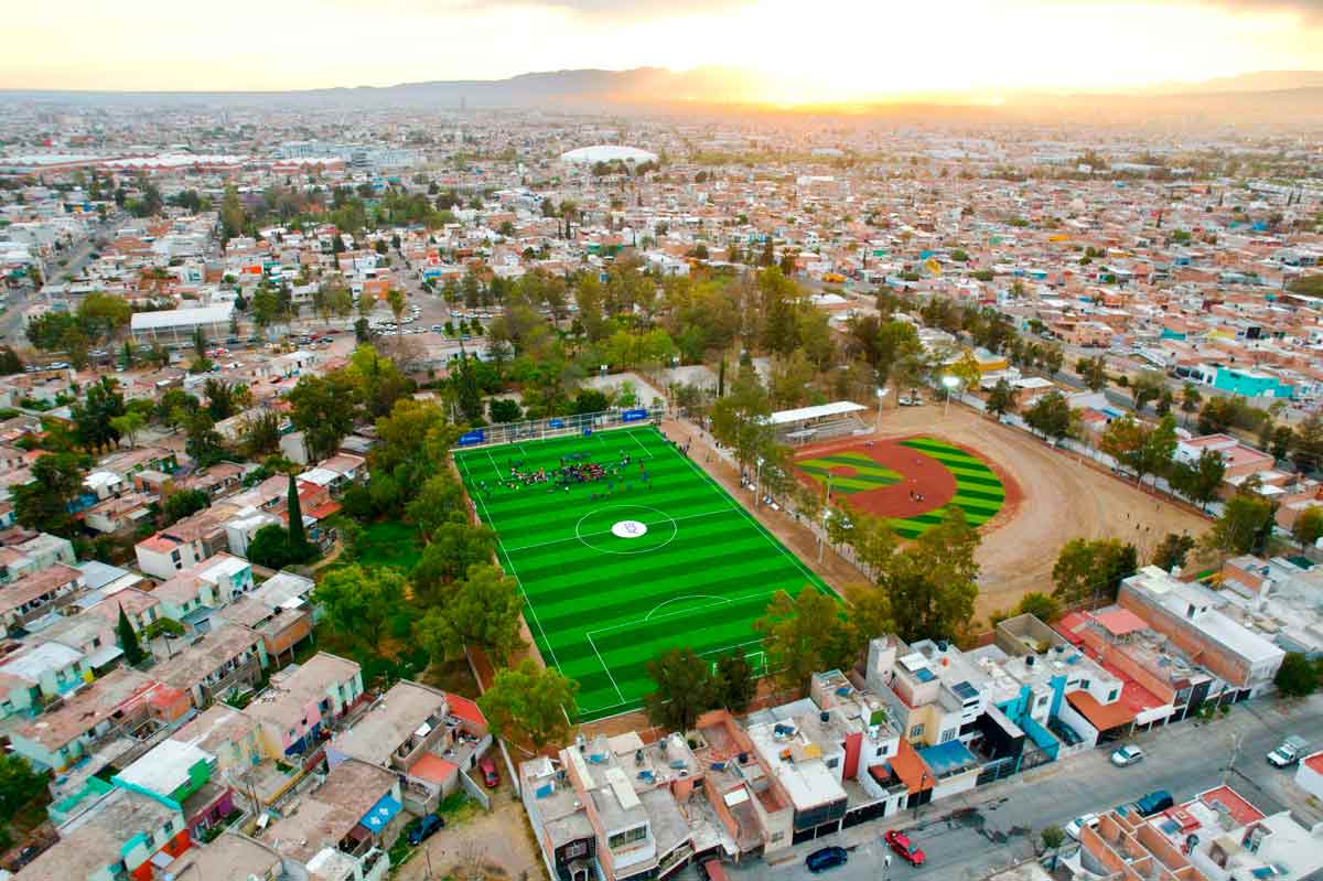 Leo Montañez entrega renovado Parque en Santa Anita: Nueva cancha de futbol y alumbrado LED