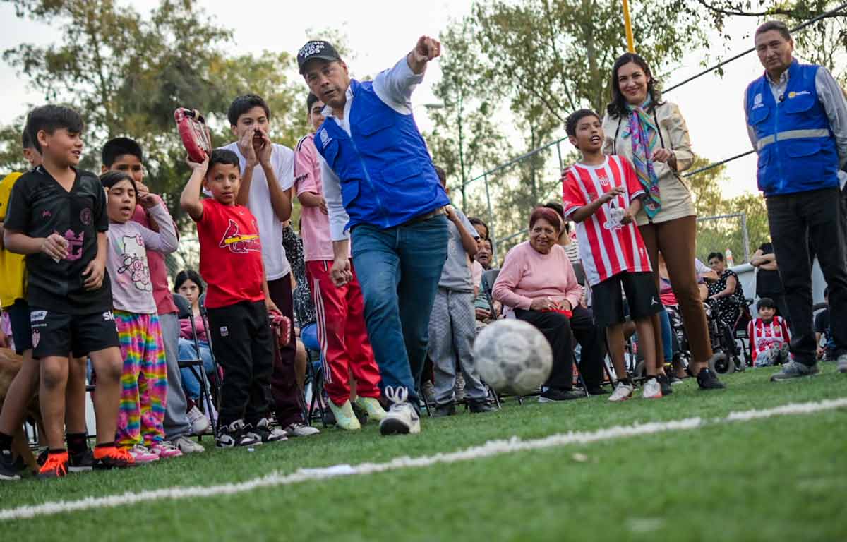 Leo Montañez impulsa el deporte en Aguascalientes con renovada cancha de Fútbol 7 en Parque Azul