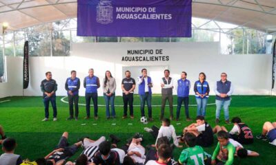 Leo Montañez inaugura nueva cancha de pasto sintético en la López Portillo
