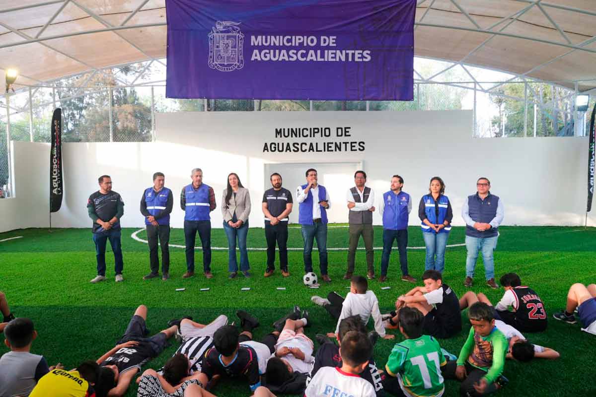 Leo Montañez inaugura nueva cancha de pasto sintético en la López Portillo