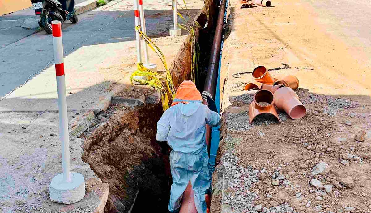 Leo Montañez moderniza red de alcantarillado en San Cayetano
