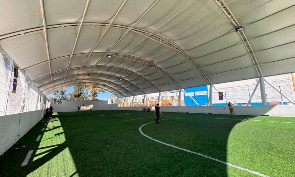 Leo Montañez rehabilita cancha de fútbol 7 en Canal Interceptor Aguascalientes