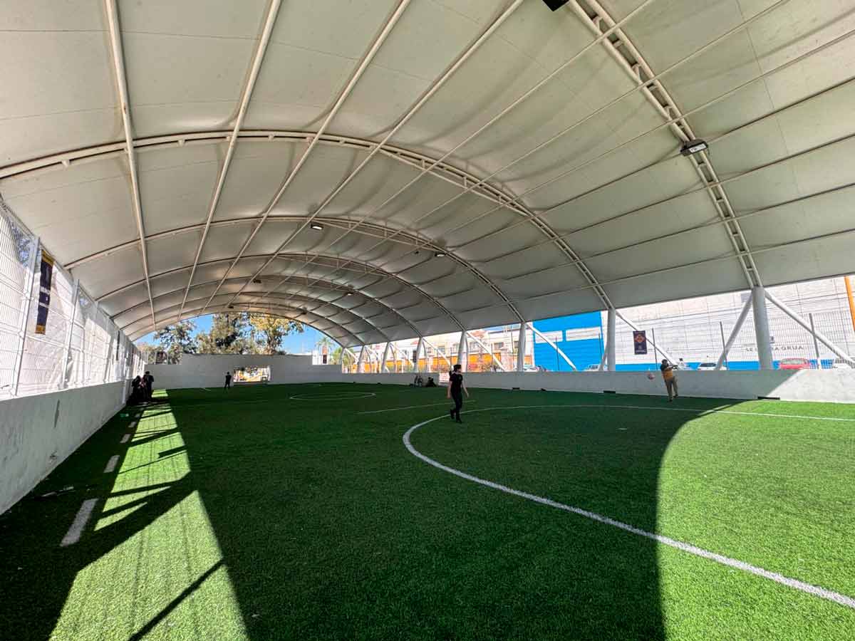 Leo Montañez rehabilita cancha de fútbol 7 en Canal Interceptor Aguascalientes