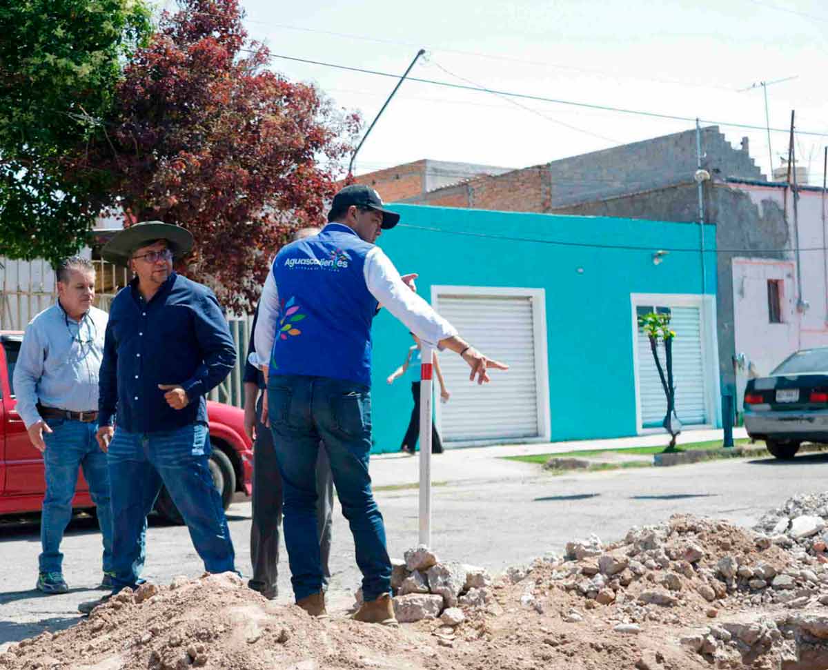 Leo Montañez supervisa rehabilitación de alcantarillado en la colonia Del Carmen: MIAA invierte 1.8 mdp