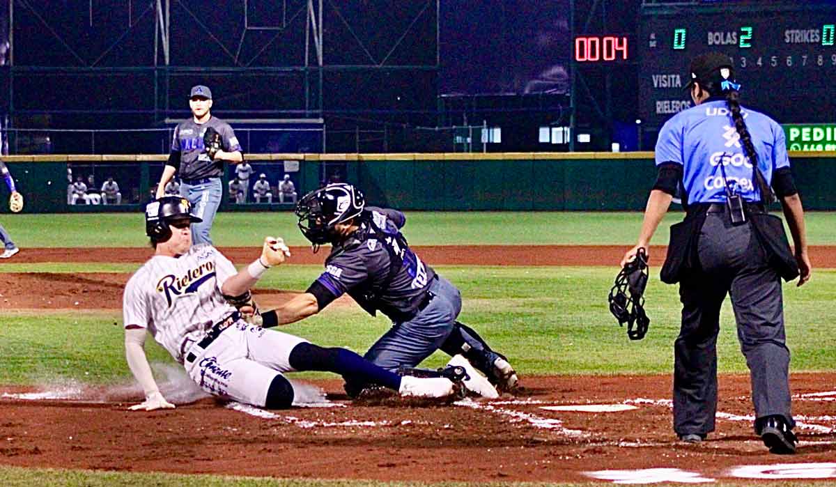 Rieleros de Aguascalientes remonta y vence a Acereros de Monclova en un duelo de volteretas