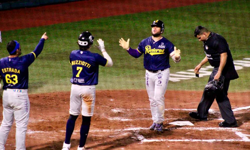 Rieleros de Aguascalientes remontan ante Saraperos y aseguran serie en casa