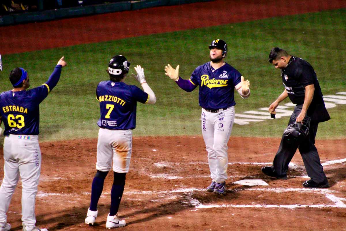 Rieleros de Aguascalientes remontan ante Saraperos y aseguran serie en casa