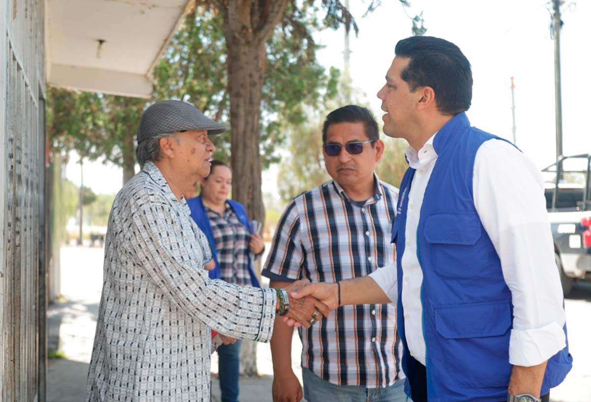 Leo Montañez Atiende Peticiones en el Fraccionamiento José López Portillo