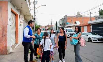 Leo Montañez atiende peticiones en el Guadalupe Peralta