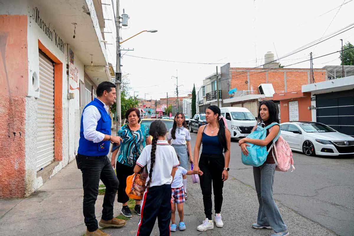 Leo Montañez atiende peticiones en el Guadalupe Peralta