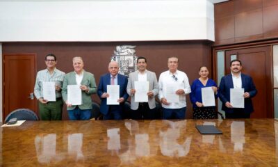 Leo Montañez firma escrituras de equipamiento en Aguascalientes
