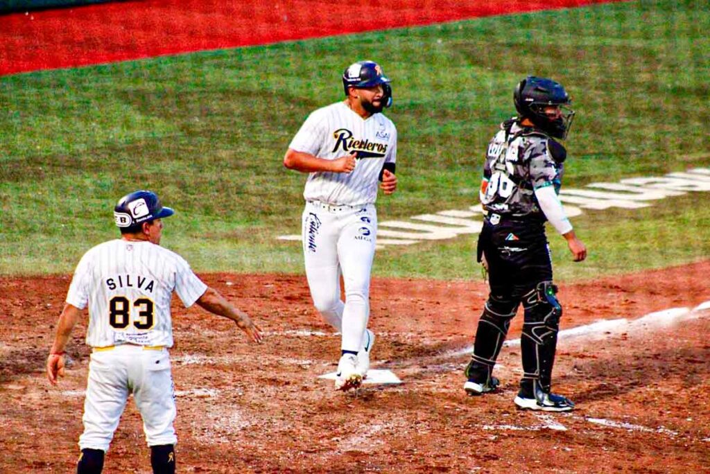 Rieleros de Aguascalientes vence 9-5 a Saraperos de Saltillo