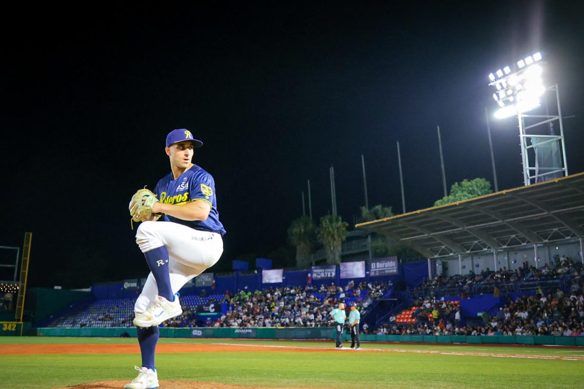 Rieleros vence 8-6 a Saraperos en el primer juego de la serie