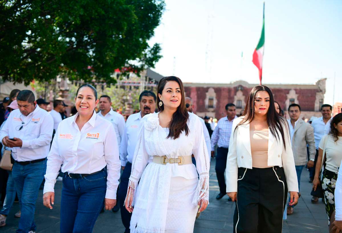 Tere Jiménez encabeza desfile del 1° de mayo en Aguascalientes