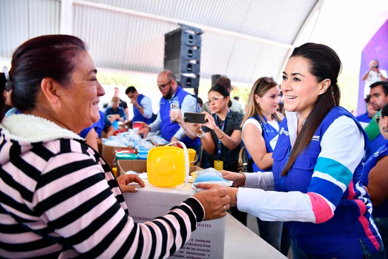 Tere Jiménez entrega apoyos a madres de Aguascalientes