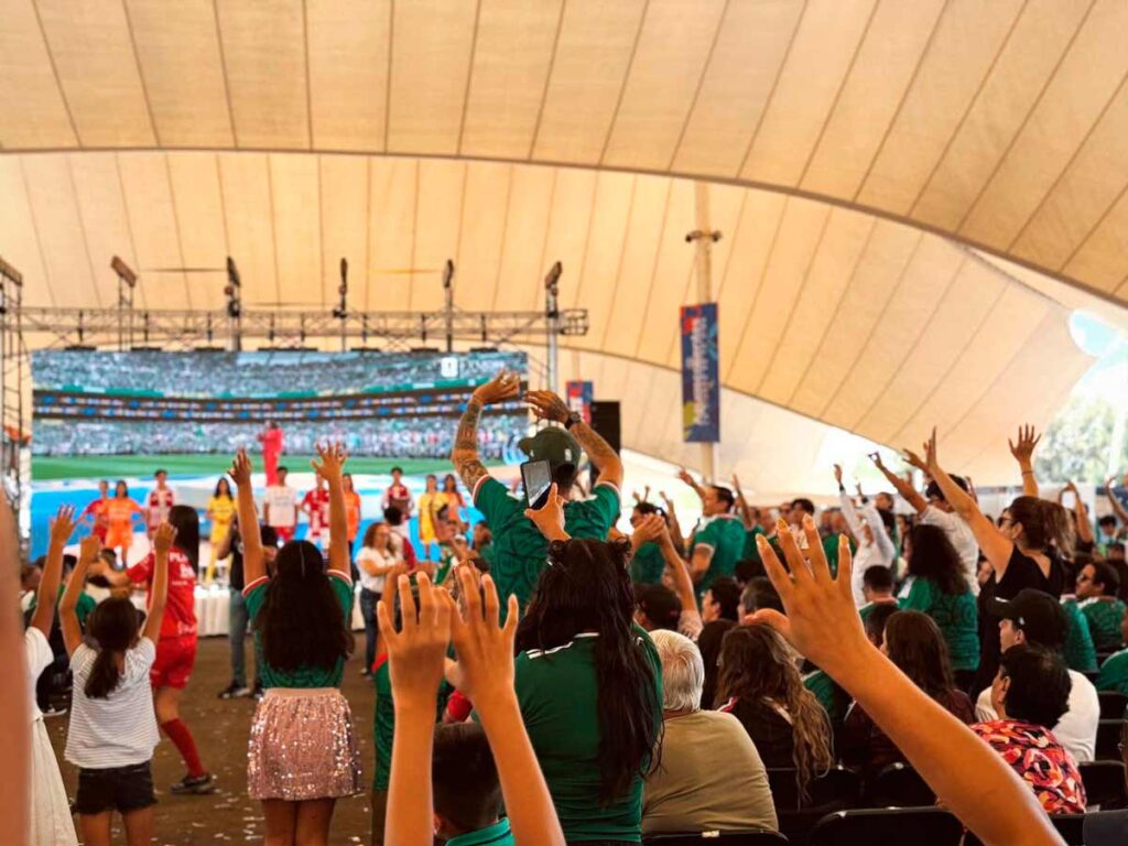 Afición de Aguascalientes celebra victoria de México ante Sudáfrica