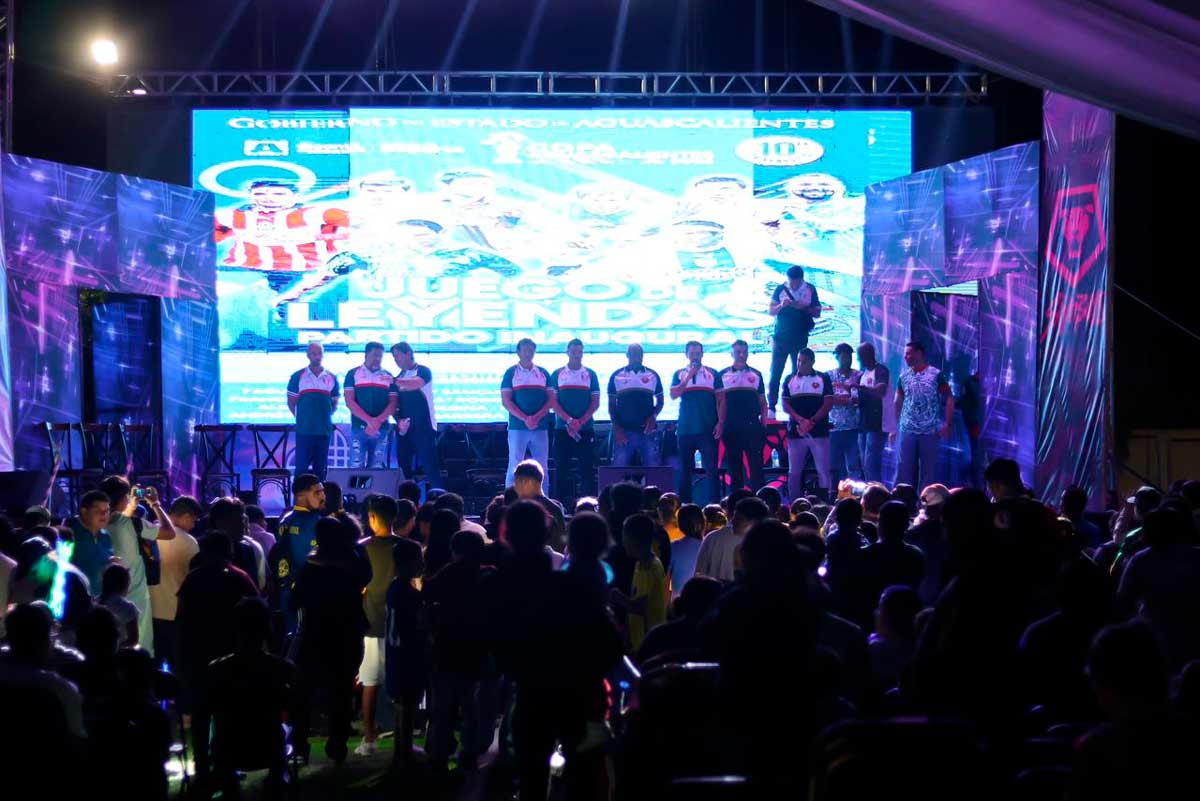 Exjugadores de la Liga MX firman autógrafos previo al inicio de la Copa Aguascalientes