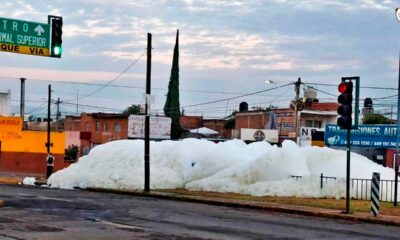Limpieza de espuma en el arroyo de Los Arellano tras lluvias
