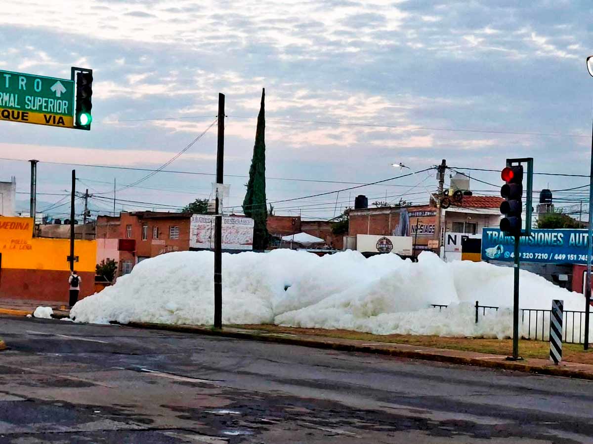 Limpieza de espuma en el arroyo de Los Arellano tras lluvias