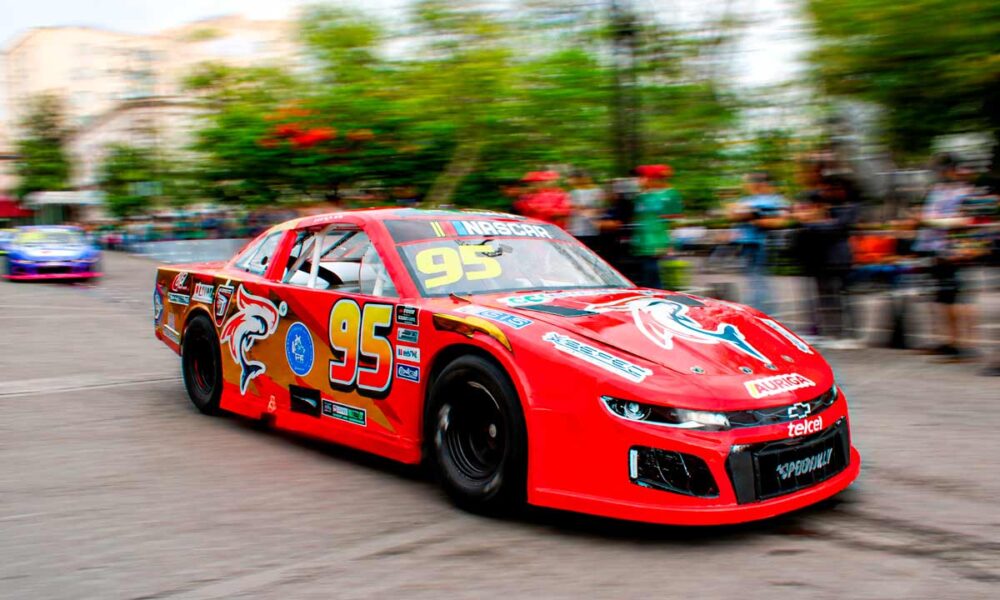 Pilotos de NASCAR exhiben autos en el centro de Aguascalientes