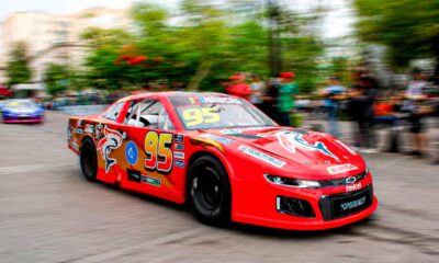 Pilotos de NASCAR exhiben autos en el centro de Aguascalientes