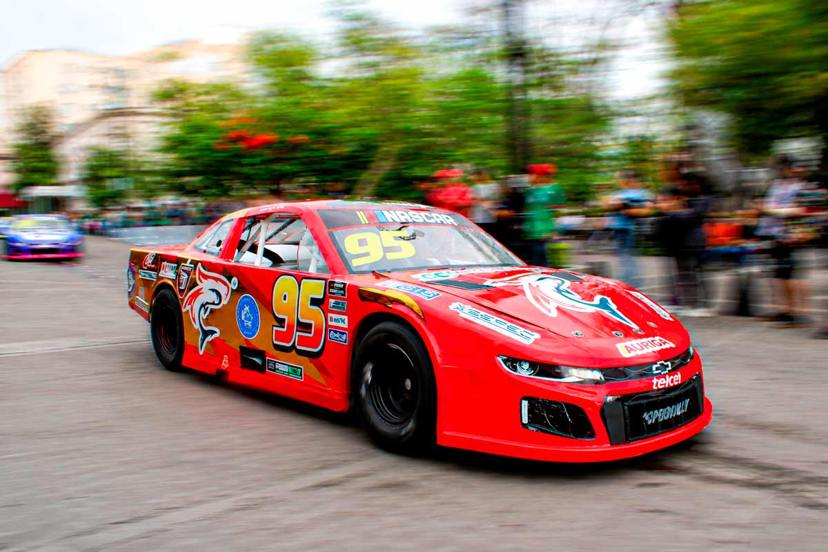 Pilotos de NASCAR exhiben autos en el centro de Aguascalientes