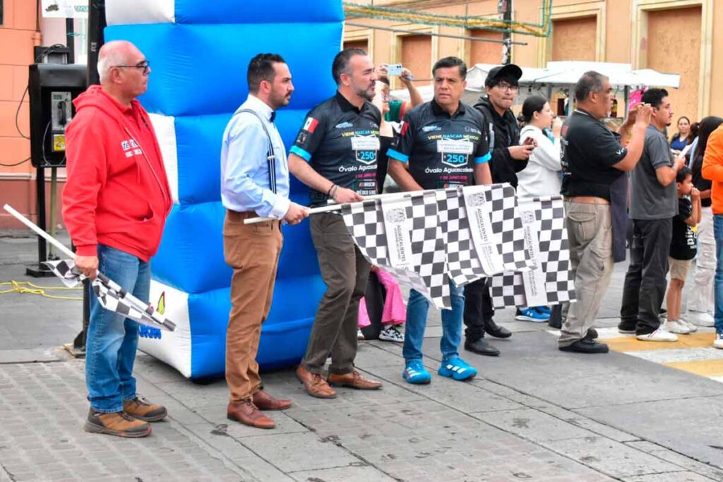 Kike de la Torre, secretario de Vocería y Comunicación de Aguascalientes, junto a Arturo Fernández, director del Instituto del Deporte del Estado de Aguascalientes (IDEA), así como Mauricio González, secretario de Turismo y Humberto García, director operativo de NASCAR