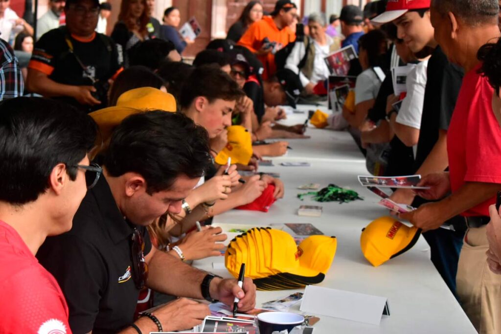 Pilotos de NASCAR exhiben autos en el centro de Aguascalientes